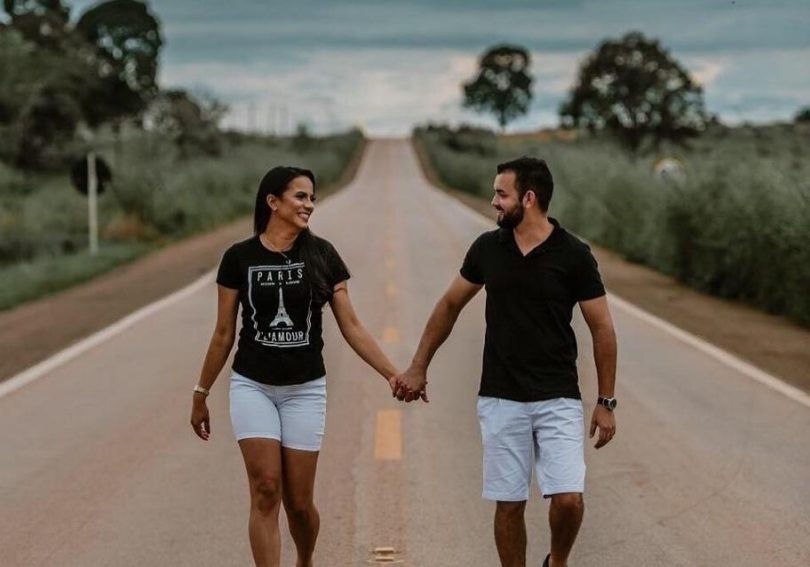 Dia dos Namorados: Conheça a história do casal EF - Adriana e Bruno de mãos dadas caminhando em uma rodovia
