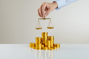 Consequências de uma gestão tributária inadequada - homem segurando uma balança sobre pilha de moedas