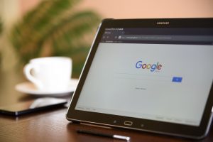 Saiba como consultar notas fiscais de forma rápida e segura - Tela inicial do Google Chrome em um tablet